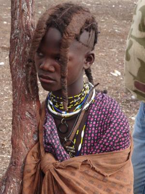 Jeune himba ne pouvant manger de viande à cornes
